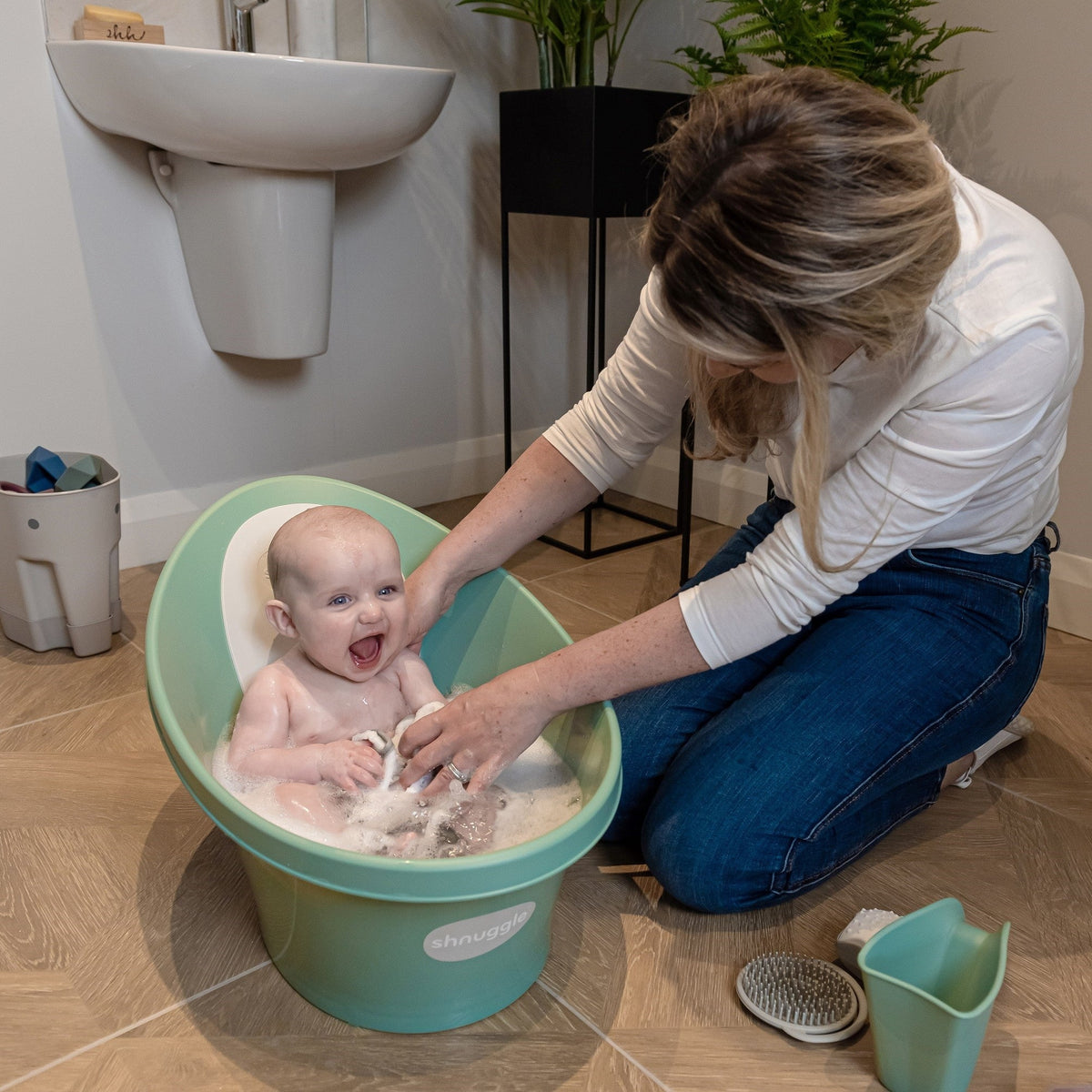 Shnuggle Bath Accessories Bundle - Ellie Scoop, Washy Jug, Boats & Star Toy - 4-Piece Set